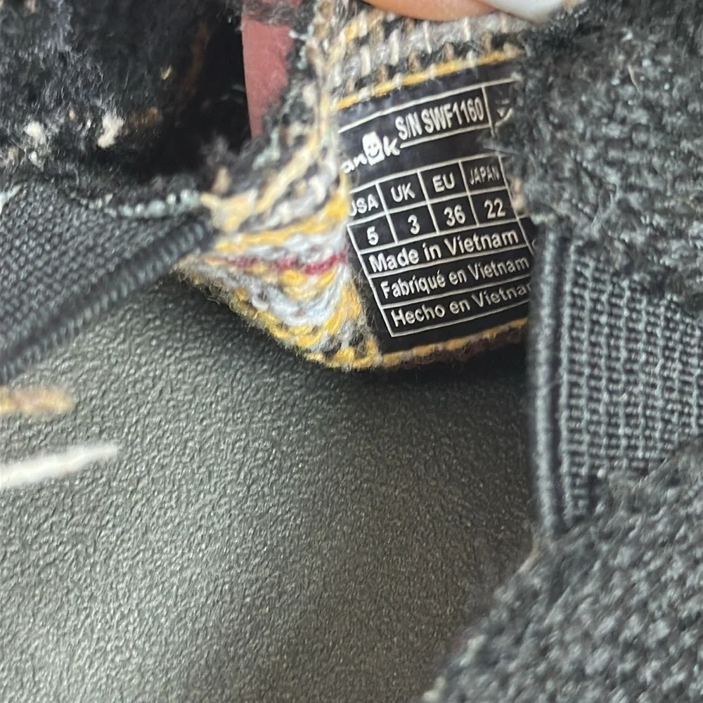 Sanuk Black Slip-On Shoes size 5